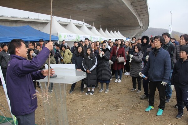 국립산림과학원 이위영 박사가 포플러 식재요령을 시민들이게 설명하고 있다