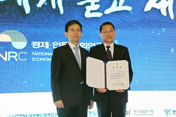 오른쪽이 KREI 김창길 원장