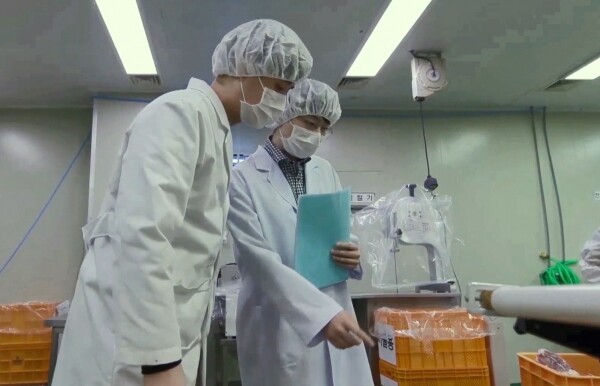 사진은 aT 직원들이 학교급식전자조달시스템인 eaT 공급업체에서 현장 점검을 하고 있는 모습