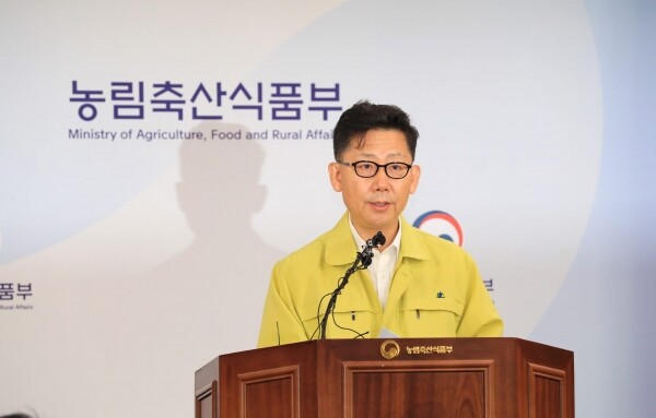 김현수 장관이 지난 17일 오전 세종청사에서 ASF 관련 브리핑을 진행하고 있다