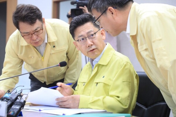 농식품부는 지난 24일 파주서 ASF가 다시 발생함에 따라 김현수 장관 주재로 긴급 방역 대책 회의를 개최했다