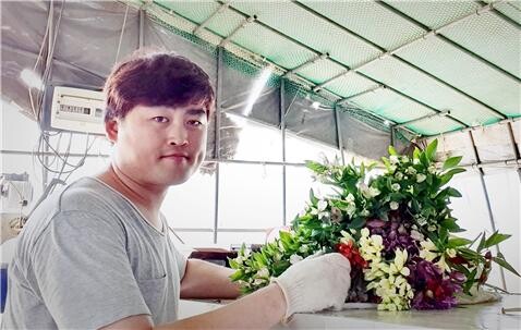 알스트로메리아를 다듬고 있는 정현덕 대표
