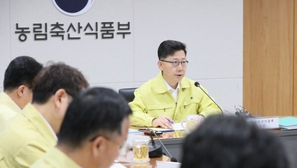 김현수 농림축산식품부 장관이 7일 오전 정부세종청사 아프리카돼지열병(ASF) 방역 상황실에서 열린 상황점검회의에서 철저한 방역을 주문하고 있다