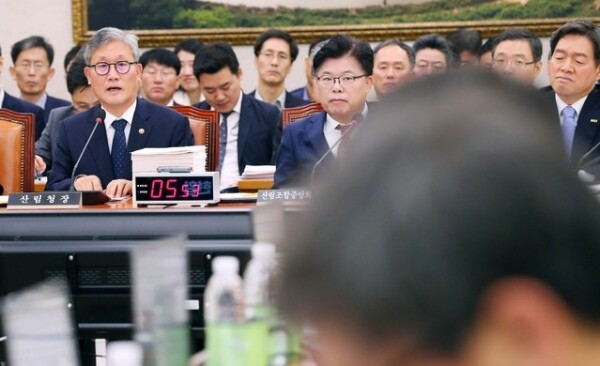 김재현 산림청장이 지난 14일 오전 서울 국회에서 열린 농림축산식품해양수산위원회 소관 산림청 산림조합중앙회 한국임업진흥원 국정감사에 참석해 자유한국당 김태흠 의원 질의에 답하고 있다