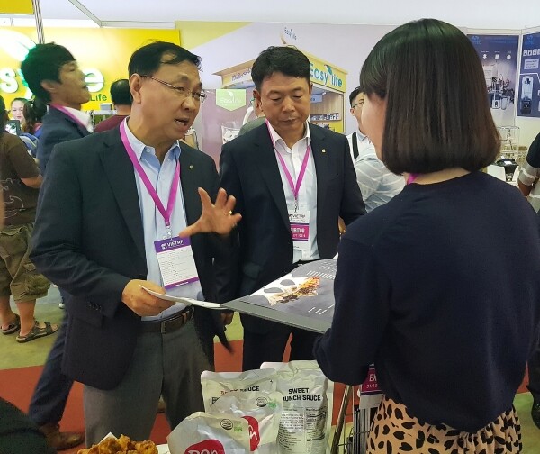 호치민 프랜차이즈 박람회 한국관 참가기업 부스를 둘러보고 있는 신현곤 식품수출이사