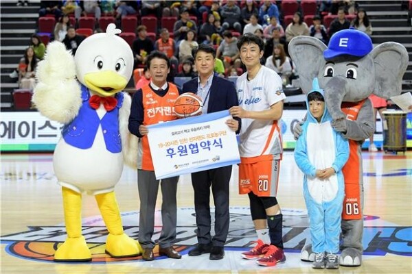 왼쪽부터 이창호 오리자조금관리위원장 대행, 인천 전자랜드 엘리펀츠 김성헌 사무국장, 정영삼 선수