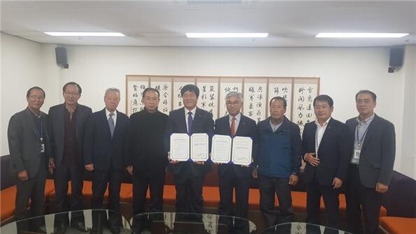 사진은 양윤경 시장과 한국산림아카데미 총동문회