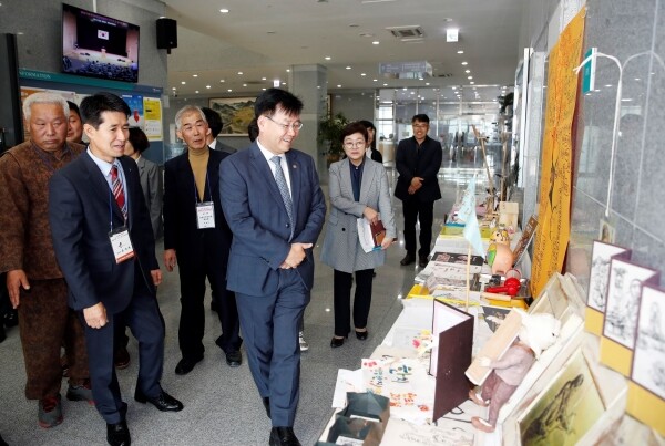 김경규 청장이 지난 22일 본청 농업과학도서관에서 열린 농촌교육농장 품질인증농장 수여식 후, 로비에 마련된 인증농장의 우수사례 등을 들러보고 있다