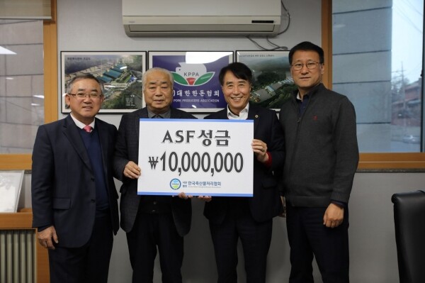 사진 좌측부터 한국축산물처리협회 배경현 전무 김명규 회장 대한한돈협회 하태식 회장 최성현 상무