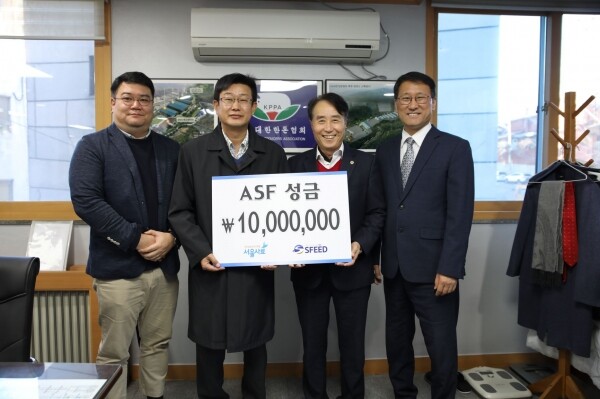 사진 왼쪽부터 (주)한국축산의희망서울사료 SFEED사업부 이경진 양돈PM, 김성중 이사, 대한한돈협회 하태식 회장, 최성현 상무