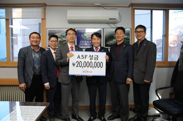 사진 왼쪽부터 대한한돈협회 윤석환 이사 팜스토리도드람B&F 윤민성 양돈PM 정형준 이사 대한한돈협회 하태식 회장 오재곤 ASF성금모금대책위원장 장성훈 감사