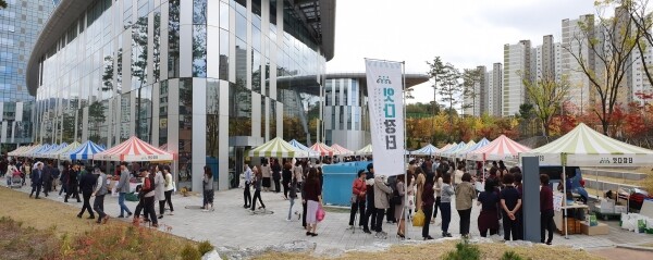 사진은 2019년 정부지원 직거래장터인 혁신도시 공공기관 찾아가는 잇다장터 현장 모습