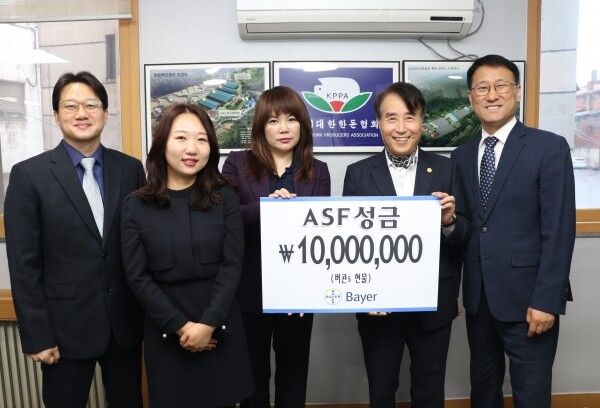 사진 왼쪽부터 바이엘코리아 동물의약사업부 박종열 양돈사업본부장 이지영 구서제 담당자 정현진 대표 대한한돈협회 하태식 회장 최성현 상무