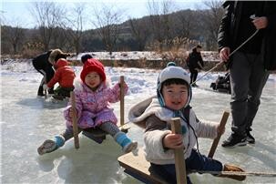 외갓집마을 얼음썰매 타기