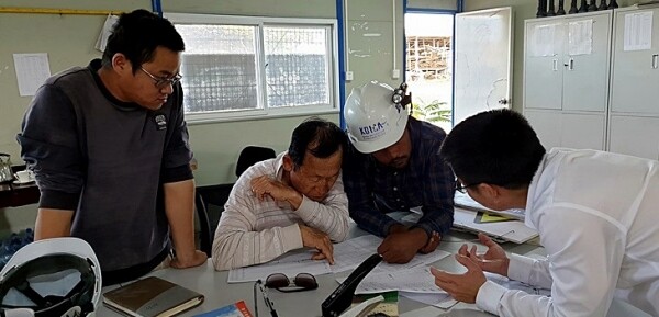 2019년 11월 한국농어촌공사가 수행중인 해외기술엔지니어링사업의 하나인 에티오피아 오로미아주 댐 및 관개수로 건설사업 현장에서 농어촌공사 직원들이 현지직원과 그라우팅 추가시공 업무협의를 하고 있다