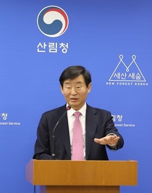 이창재 산림복지진흥원장이 19일 정부 대전청사에서 소외계층 산림복지서비스 제공 확대 등을 골자로 한 올해 업무계획을 발표하고 있다