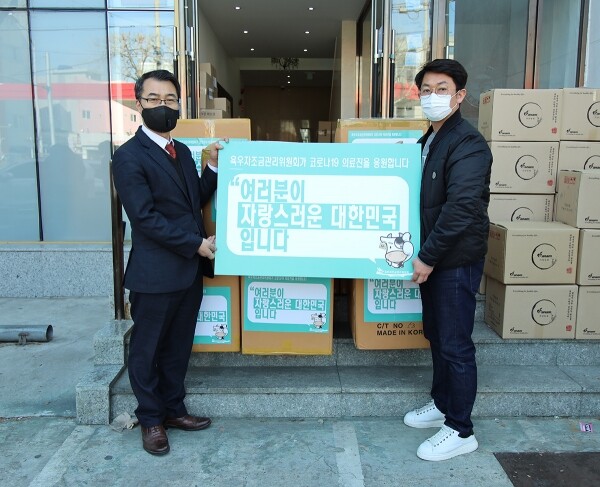 오른쪽 육우자조금관리위원회 조재성 부위원장이 지난 6일 대구광역시의사회 김성우 사무처장을 만나 방호복 및 후원금을 전달했다