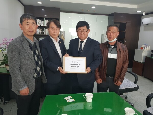왼쪽부터 대한한돈협회 손종서 부회장 하태식 회장 파주시 농업기술센터 남창우 소장 장석철 파주지부장
