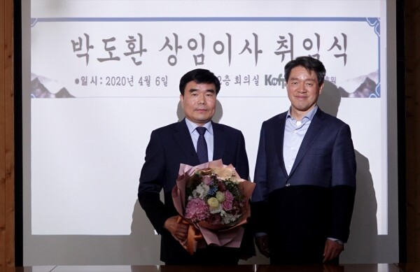 사진 왼쪽이 신임 박도환 자원관리이사