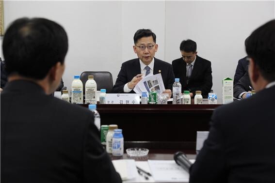 사진은 김현수 장관이 지난 2월 6일 충남 아산 소재 연세우유를 비롯한 수출 및 외식업체를 방문, 수출·외식업체들의 피해상황과 어려움을 청취하고 있다