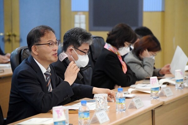 박종호 산림청장이 스마트산림   2030 추진 전략 수립 착수보고회에 참석해 인사말을 하고 있다