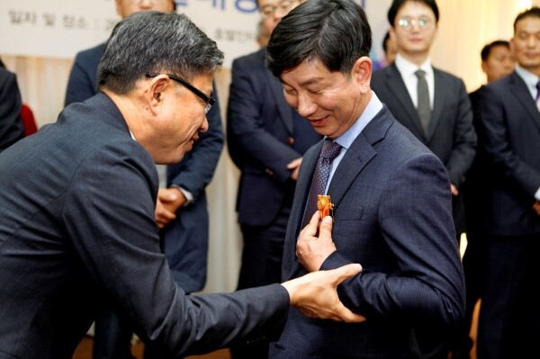 사진은 지난 제22회 농림축산식품 과학기술대상 시상식에서 서울대학교 양태진 교수가 포장을 수여받고 있다.