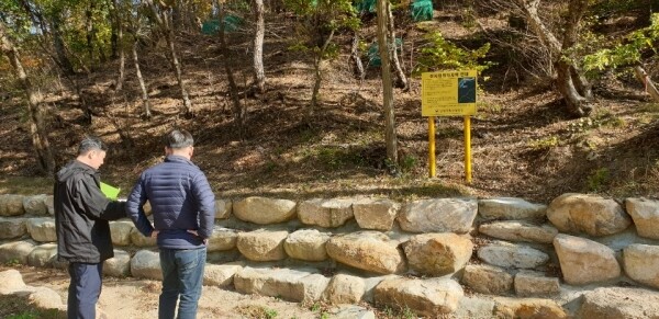 사진은 산림청 직원들이 산사태 취약지역을 점검하고 있다.