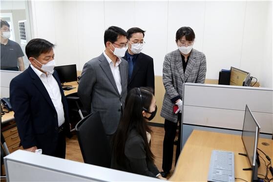 왼쪽 두번째 농관원 노수현원장과 네번째 농식품부 정혜련 농가소득안정추진단장이 공익직불제 콜센터 상담요원으로부터 민원처리 과정에 대한 설명을 듣고 있다