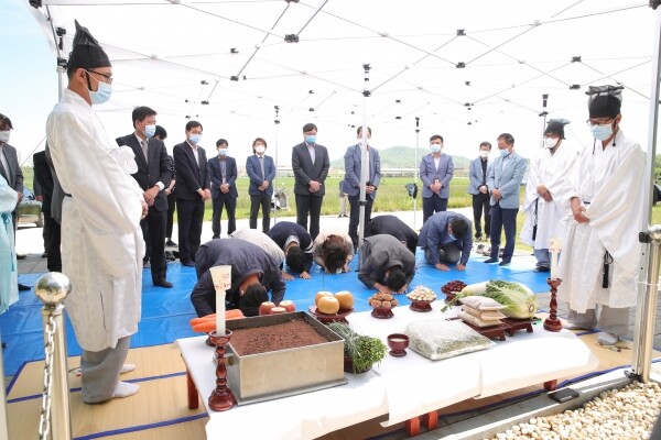 국립축산과학원은 축산업 발전을 위해 희생된 동물들의 영혼을 위로하기 위해 원 내 축혼비 앞에서 축혼제를 지내고 있다
