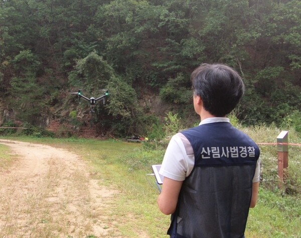 산림청 산림사법경찰이 불법 산림훼손 단속을 위해 드론을 띄우고 있다