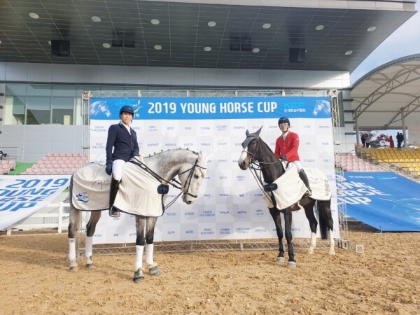 사진은 지난 2019년도 YOUNG HORSE CUP 우승선수와 말