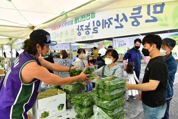 사진은 정선군 산나물 팔아주기 특판행사 진행 모습