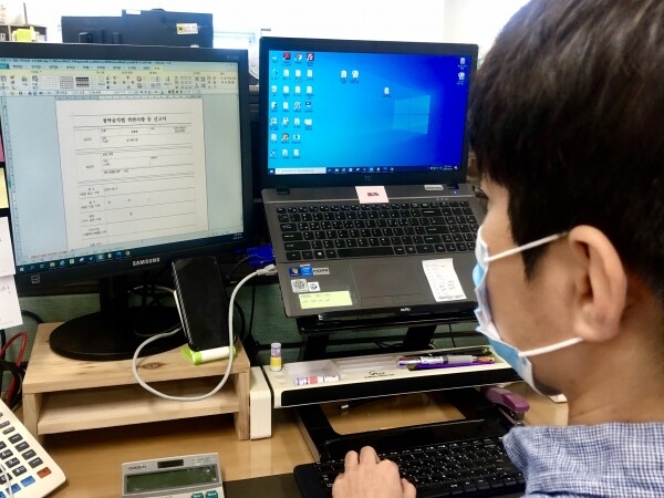 사진은 금품수수 훈련메시지를 받은 직원이 모의 훈련의 매뉴얼에 따라 청탁금지법 위반사항 등 신고서를 작성하고 있다