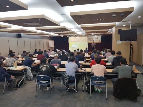사진은 지난 2019년 목재생산업 교육 모습