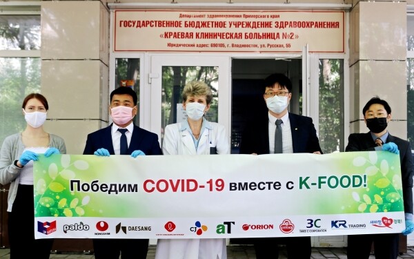 사진 가운데 우측의 aT 신재훈 블라디보스토크지사장과 가운데 타티야나 총괄 간호사장
