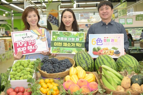 사진은 지난 11일 서울 서초구 청계산로 농협 하나로마트 양재점에서는 올여름을 건강하게 보낼 수 있도록 6色 컬러 과일과 제철 여름 채소 마케팅을 실시했다