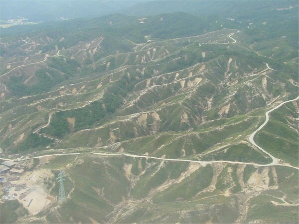 사진은 지난 2002년 동해안 산불피해지에서 발생한 산사태 피해 현장 모습