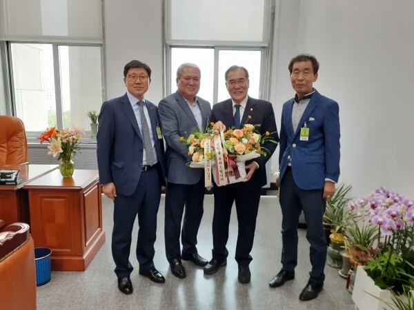 사진 왼쪽부터 강성해 한국화훼농협 조합장 정일기 광주원예농협 조합장 이개호 농림축산식품해양수산위원회 위원장 김윤식 한국화훼자조금협의회 회장