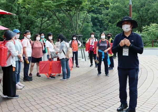 사진은 국립칠곡숲체원의 기찻길옆 숲여행