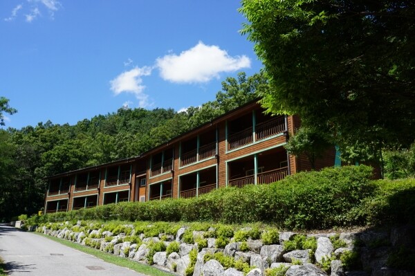 사진은 국립상당산성자연휴양림의 산림문화휴양관 모습