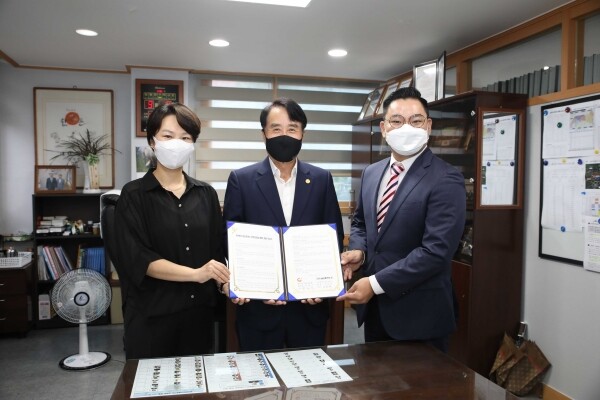 가운데 하태식 위원장과 101번지 남산돈까스 조윤희 대표와 이상필 대표