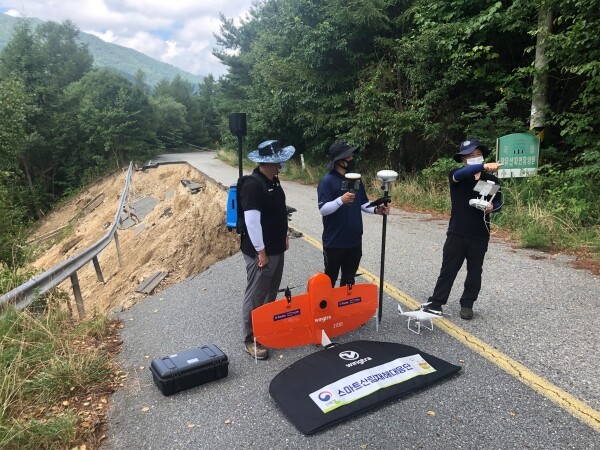 사진은 산림청 스마트산림재해대응단에서 첨단장비를 활용해 산사태 피해지를 조사하고 있다