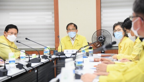 8일 박종호 산림청장이 제10호 태풍 하이선 대처와 관련한 산사태 피해 현황 점검 및 향후 계획을 논의하고 있다