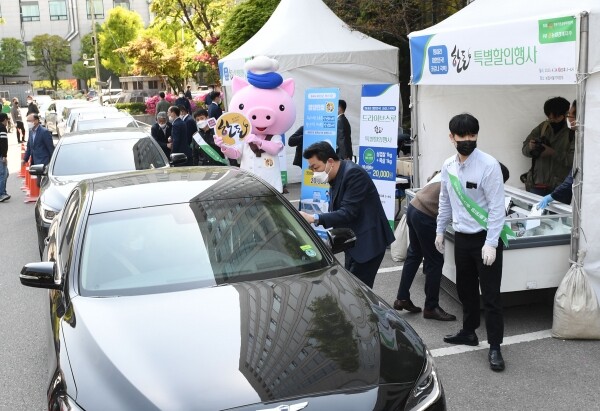 사진은 지난 4월 농협과 함께 진행한 한돈 드라이브스루 할인판매 현장 모습
