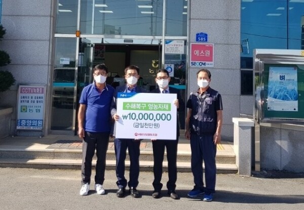 좌측부터 박찬호 동강농협 전무 이동현 동강농협 조합장 서울우유 이상윤 광주지점장 서울우유 영산포 고객센터 윤용식 사장