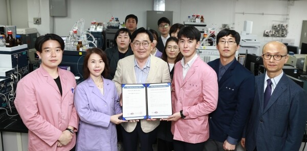 좌측 3번째 조충훈 회장과 오른쪽 1번째 김동환 연구소장 등이 기념촬영을 하고 있다