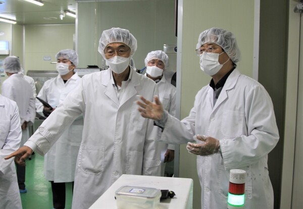 왼쪽 조기원 HACCP인증원장 등 이사진이 스마트HACCP 도입업체 현장을 둘러보며 다양한 의견을 나누고 있다