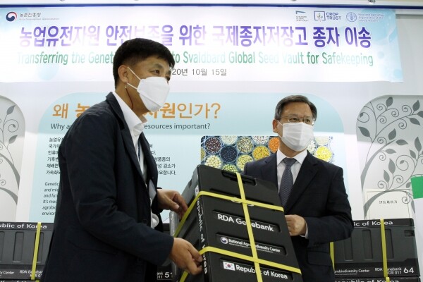 오른쪽 국립농업과학원 김두호 원장이 토종 종자를 차량에 옮겨 싣고 있다