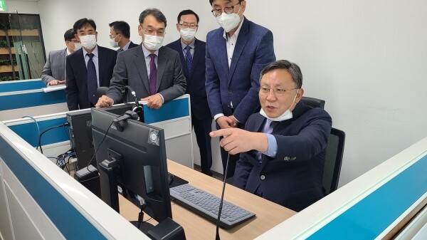 조익문 상임감사가 나주 본사10층에 마련된 영상감사장에서 시스템을 확인하고 있다
