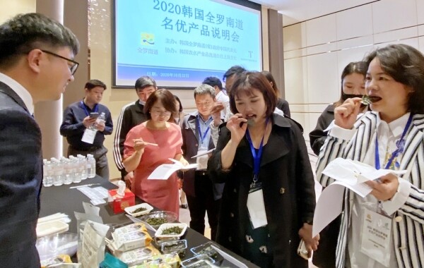 사진은 aT와 전라남도가 함께 한 농식품 온라인 수출상담회의 중국 현장 모습